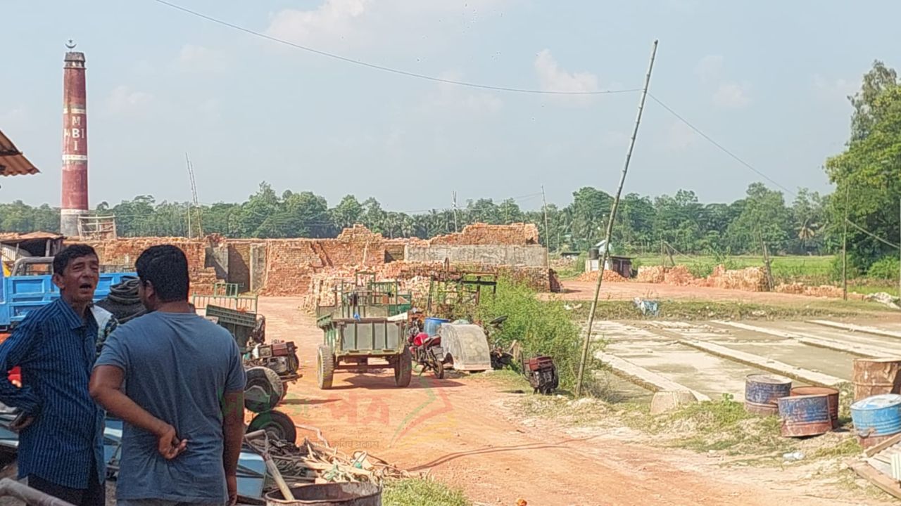 মনোহরগঞ্জে পরিবেশ দূষণে প্রস্তুত হচ্ছে অবৈধ ইটভাটা