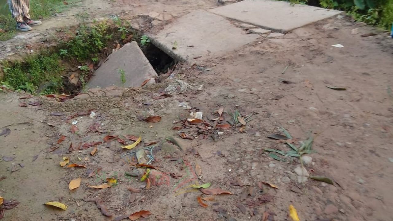 একটি ব্রিজের জন্য ৩ কি:মি: পাকা রাস্তার সড়কের সুবিধা পাচ্ছে না দুই গ্রামের বাসিন্দা