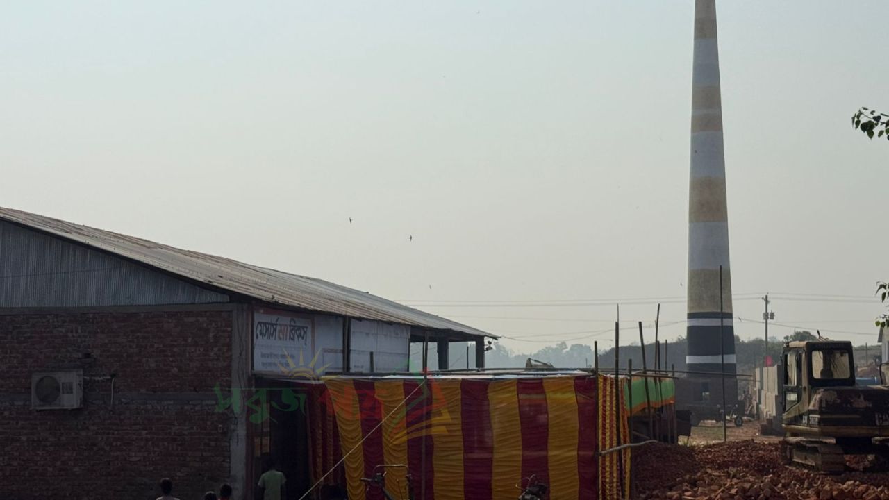 চৌদ্দগ্রামে আ’লীগের নেতাকর্মীদের নিয়ে মানববব্ধন করে বন্ধ ইটভাটা আবার চালু!