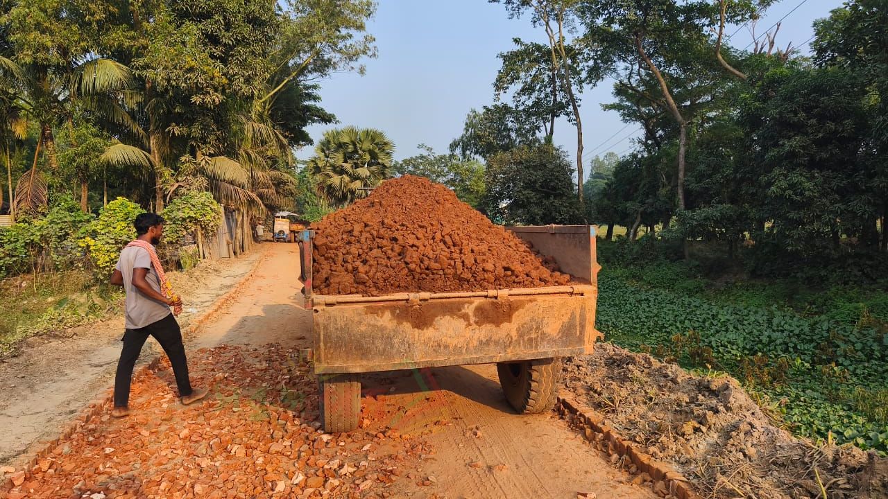 নাঙ্গলকোটের চাঁন্দগড়া মিয়ারবাজার-বটতলী-মানিকমুড়া সড়কের সংস্কার কাজে ইট ভাটার পরিত্যাক্ত নিম্নমানের ইটের সুরকি দেওয়ার অভিযোগ