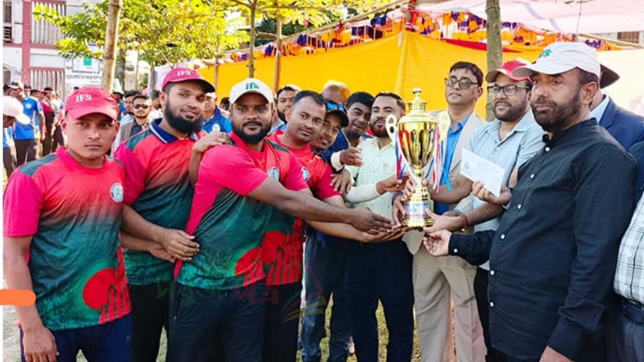 নাঙ্গলকোটে আইএফএস ক্রিকেট টুর্ণামেন্ট ফাইনাল খেলা ও পুরস্কার বিতরণ