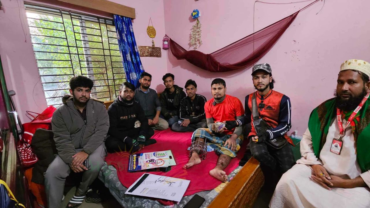 নাঙ্গলকোটের সড়ক দুর্ঘটনায় পঙ্গু শামীমের পাশে দাঁড়ালেন ব্লগার হৃদয় ও তার টিম