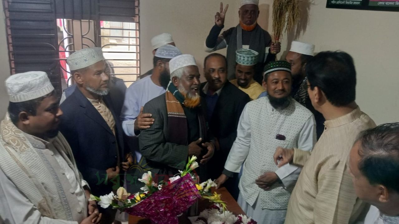 নাঙ্গলকোটে ওলামা দলের নেতৃবৃন্দ সাথে আব্দুল গফুর ভূঁইয়ার ফুলেল শুভেচ্ছা বিনিময়