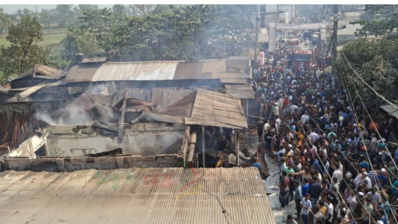 নাঙ্গলকোট অগ্নিকাণ্ডে চার দোকান পুড়ে ছাই ২০ লাখ টাকার ক্ষয়ক্ষতি