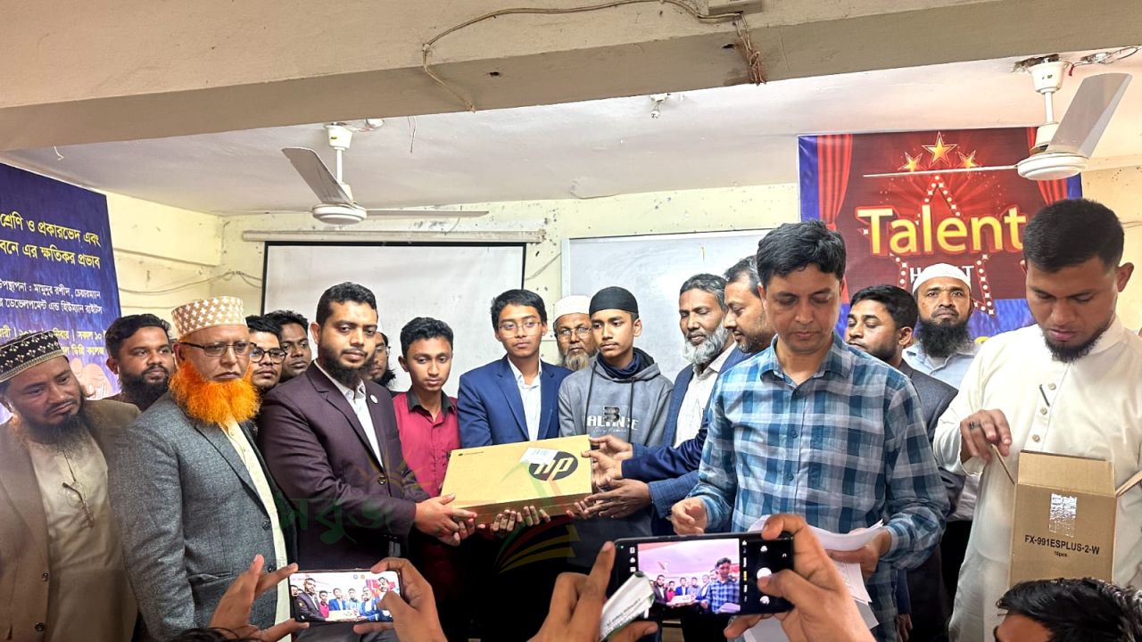 নাঙ্গলকোটে টেলেন্ট হান্ট প্রতিযোগিতায় ল্যাপটপ পেল ৩ ছাত্র