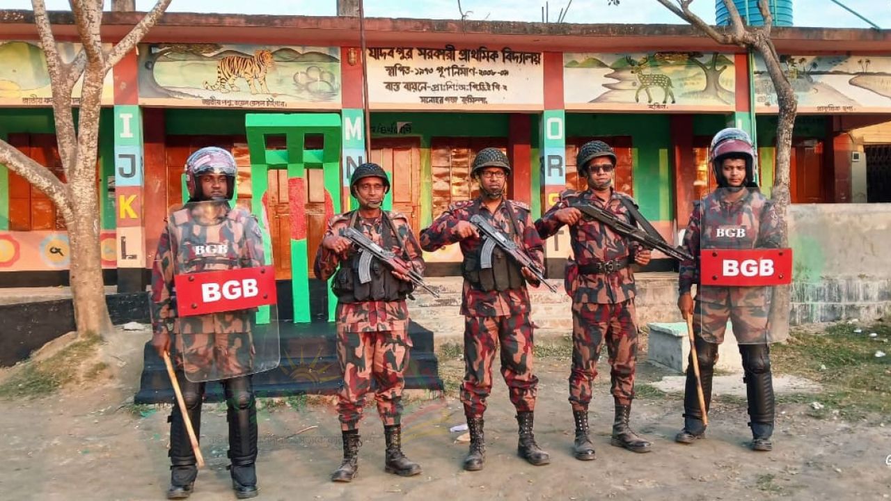ভোটকেন্দ্র রক্ষায় মনোহরগঞ্জে সেনাবাহিনীর মহড়া অনুষ্ঠিত