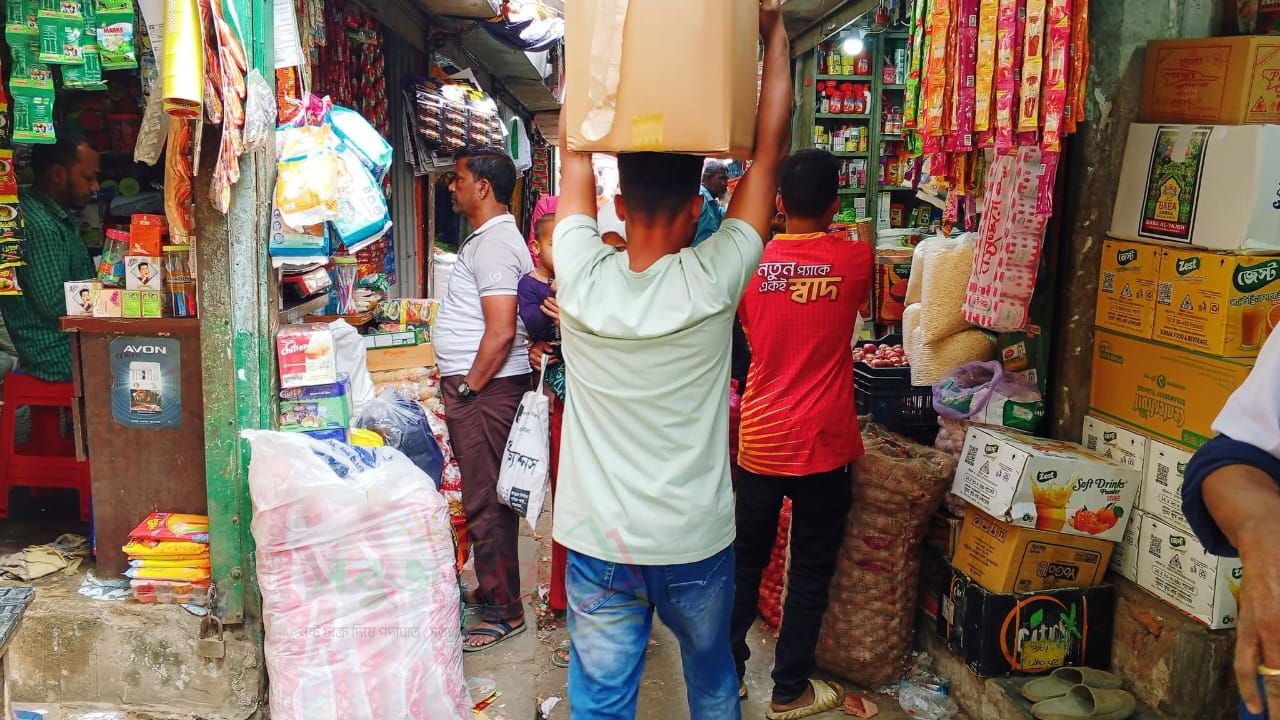 মুখপাত দখলে থাকায় লাকসাম জুবলী মার্কেটে প্রবেশে প্রতিবন্ধকতা 