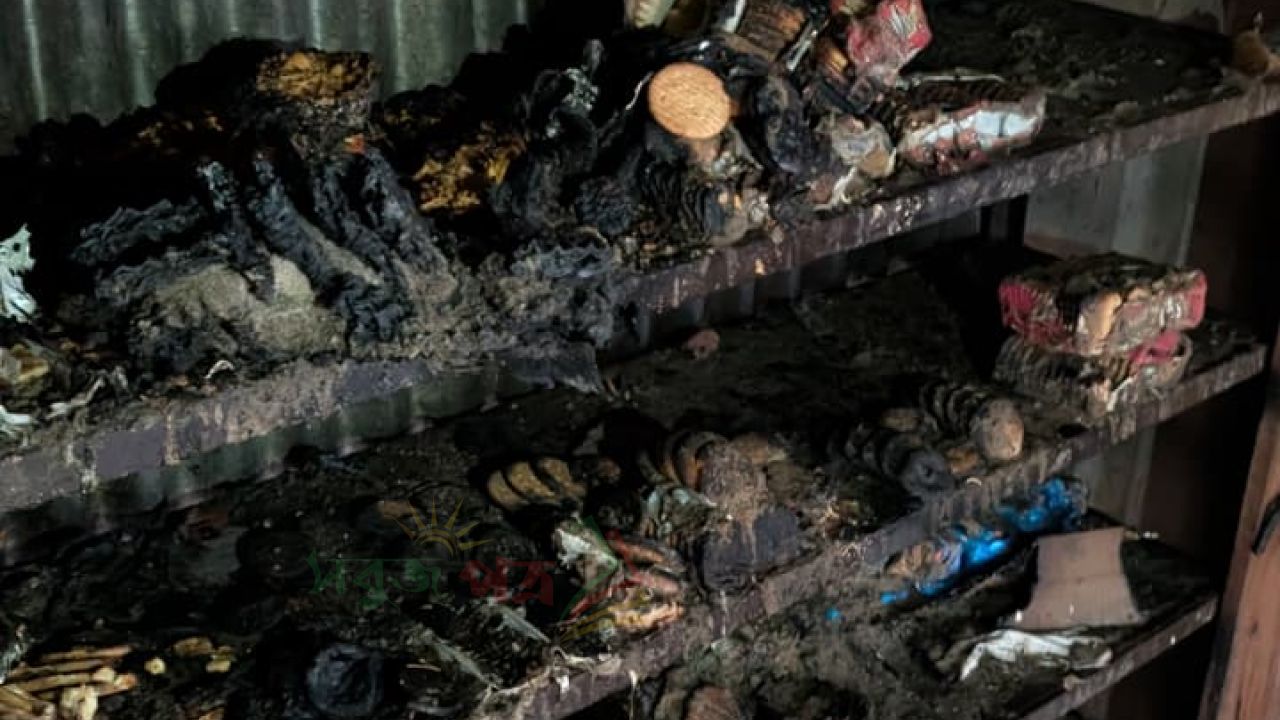 লাকসামে দুর্বৃত্তদের দেওয়া আগুনে জামায়াত নেতার দোকান পুড়ে ছাই