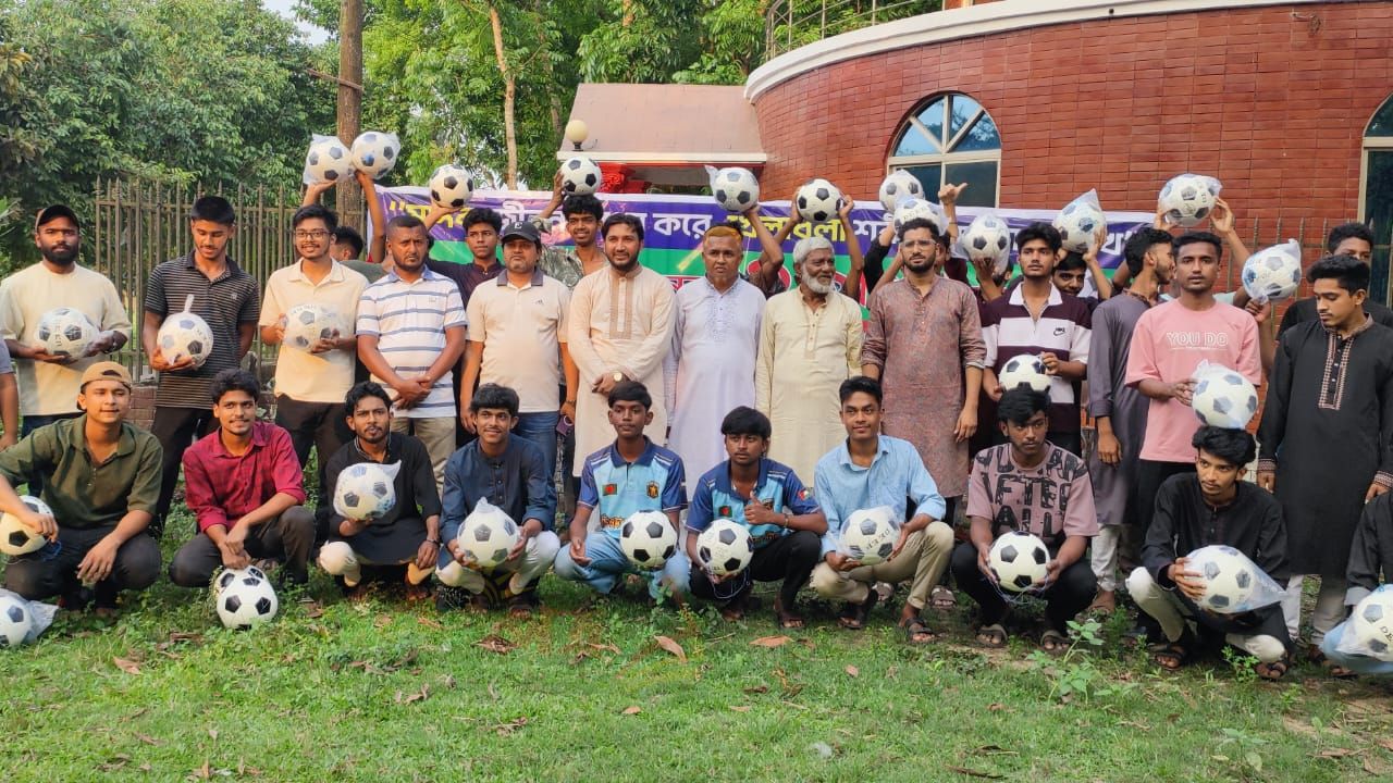 চৌদ্দগ্রামে তরুনদের মাঝে শতাধিক ফুটবল বিতরণ