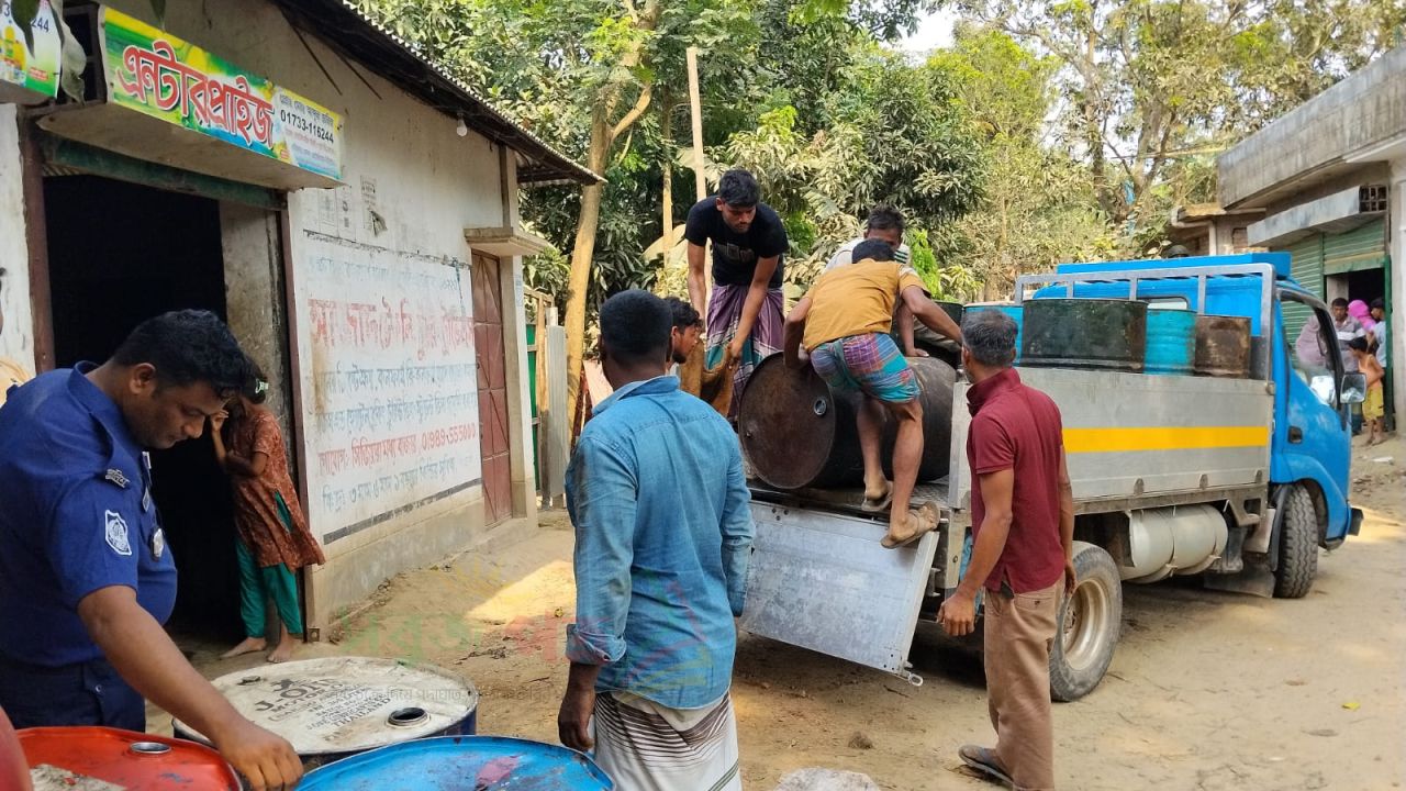 নাঙ্গলকোটে অবৈধ জ্বালানি তেল মজুদ: অভিযানে ৫,৫২৪ লিটার তেল জব্দ, ব্যবসায়ী আটক