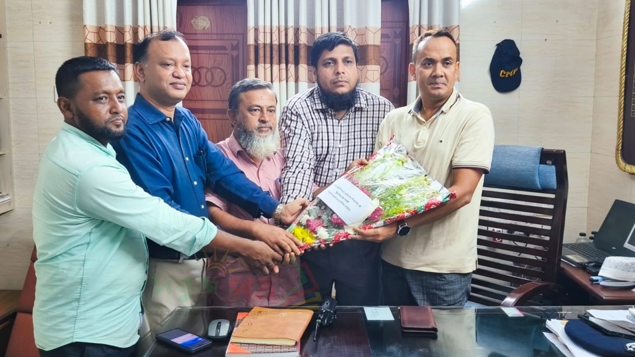 নাঙ্গলকোট উপজেলা নির্বাহী কর্মকর্তা আবু রায়হান ও ওসি আরিফুর রহমানের সাথে ডায়াবেটিক সমিতির ফুলেল শুভেচ্ছা বিনিময় 