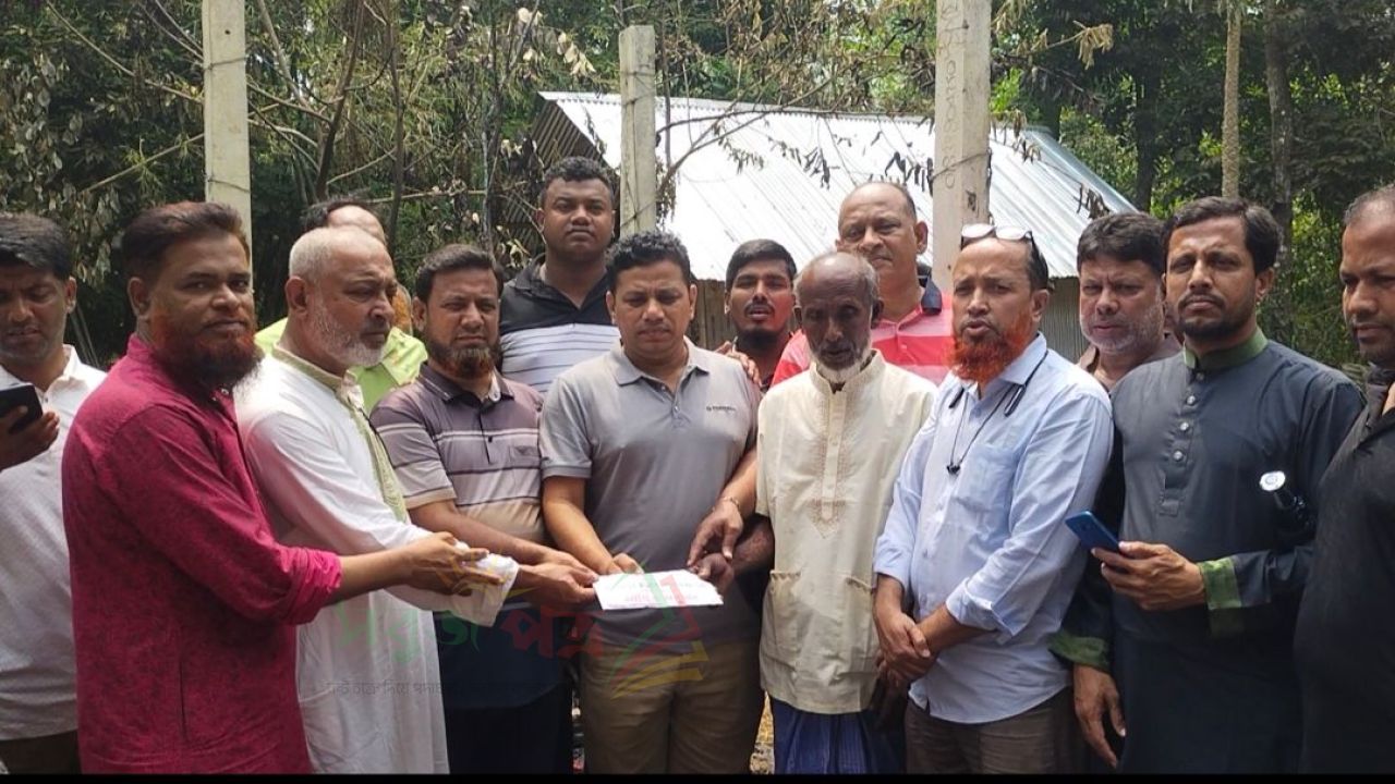 চৌদ্দগ্রামে অগ্নিকান্ডে ক্ষতিগ্রস্ত পরিবারের পাশে দাঁড়ালেন বিএনপি নেতা কামরুল হুদা