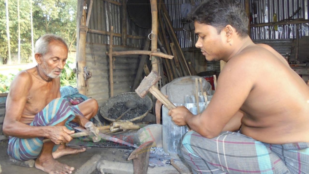 কুমিল্লায় কোরবানী ঈদকে সামনে রেখে কামার সম্প্রদায়ের ব্যস্ততা বাড়ছে