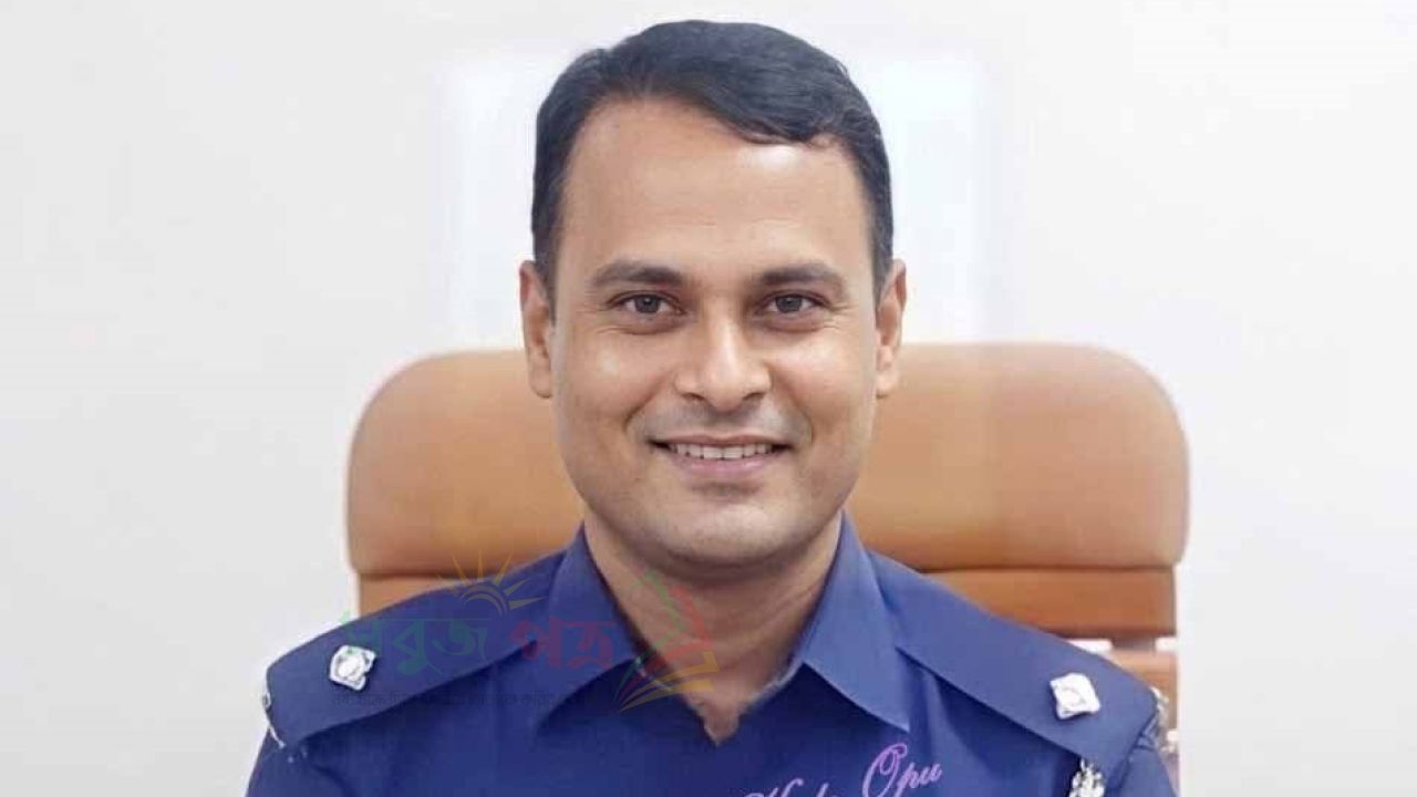 কর্মগুণে লাকসামবাসীর মণিকোঠায়: অশ্রুসিক্ত নয়নে বিদায় নিলেন মানবিক ওসি মাকসুদ