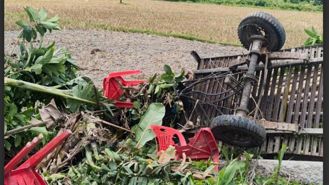 নাঙ্গলকোটে বিজয় এক্সপ্রেস ট্রেন ধাক্কায় আদা কিলোমিটার দূরে গিয়ে পড়ে নসিমন