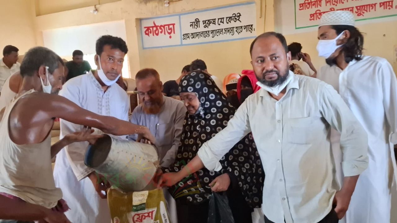 নাঙ্গলকোটের মৌকরায় দুস্থ পরিবারের মাঝে চাল বিতরণ 