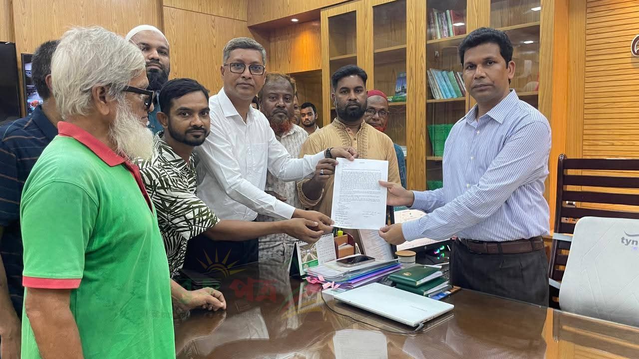 কুমিল্লায় সড়কে গরুর বাজার বসানোর প্রতিবাদে স্মারকলিপি প্রদান