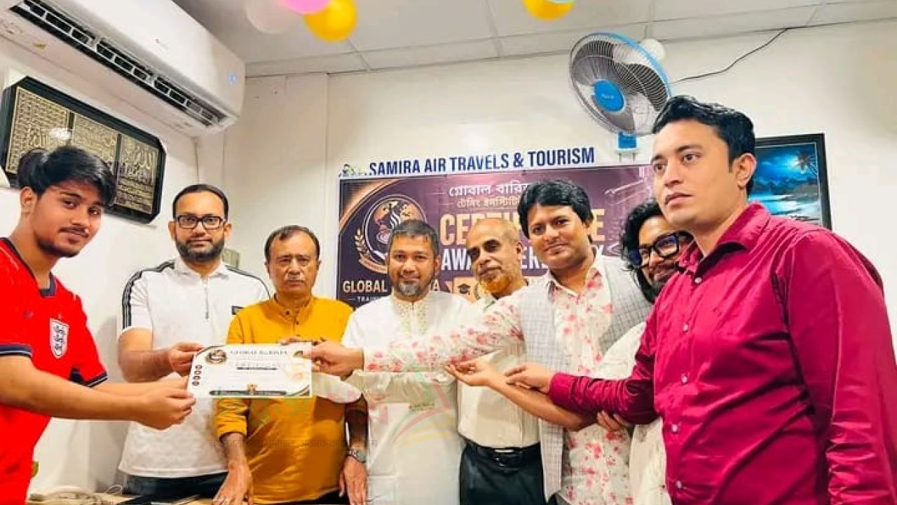 তরুণদের হাতে সনদ তুলে দিয়ে কর্মমুখী প্রশিক্ষণের গুরুত্ব তুলে ধরলেন অতিথিরা
