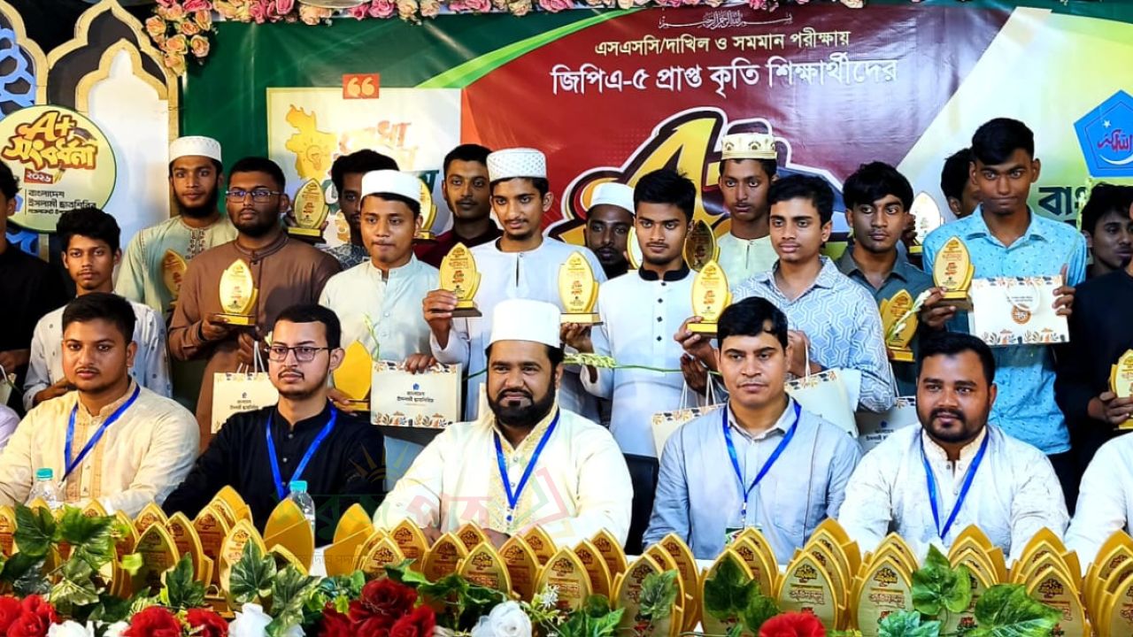 নাঙ্গলকোটে জিপিএ-৫ প্রাপ্ত কৃতি শিক্ষার্থীদের এ+ সংবর্ধনা