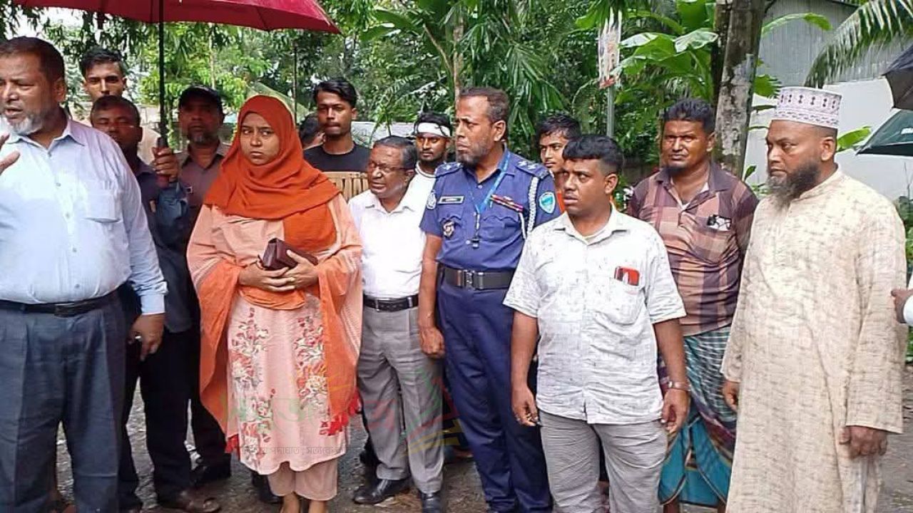 ১০০ বছরের আইনি লড়াইয়ের অবসান: ঢোল পিটিয়ে কুমিল্লার লালমাইয়ে ওয়ারিশদের জমি বুঝিয়ে দিল প্রশাসন