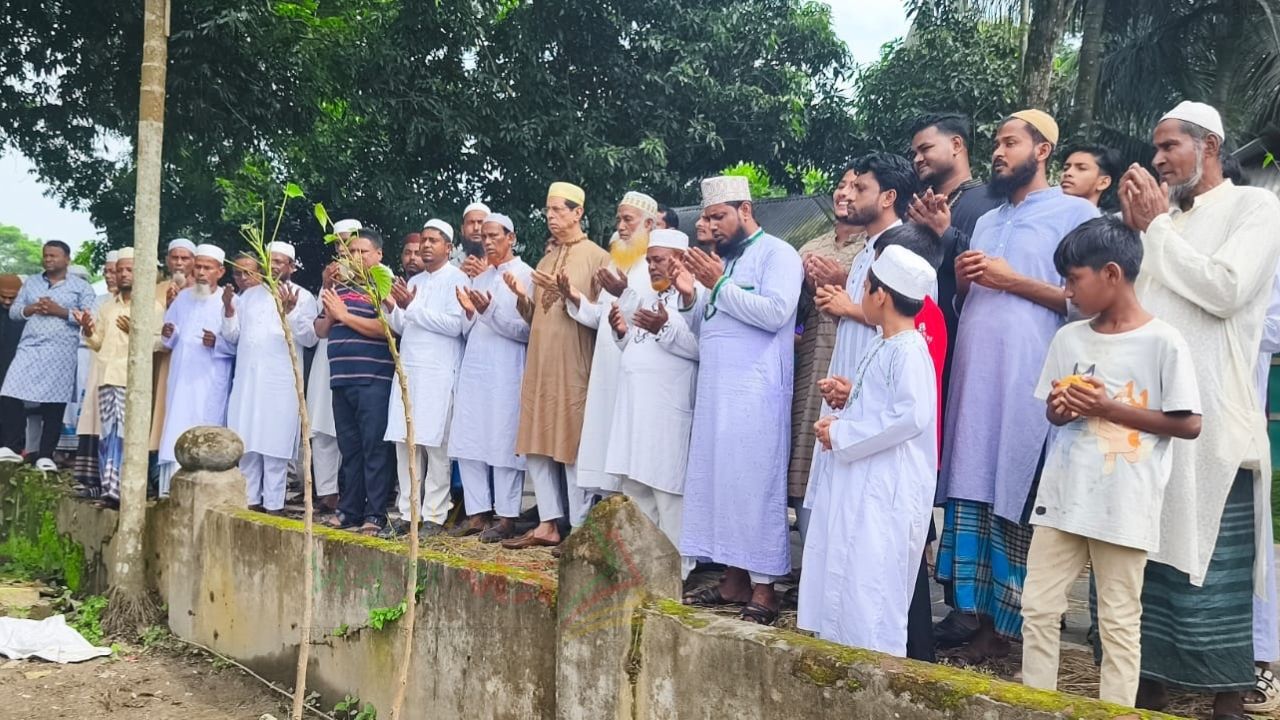 হেসাখালে কবর জিয়ারতে সাবেক এমপি আব্দুল গফুর ভূঁইয়া, সঙ্গে শতাধিক নেতাকর্মী