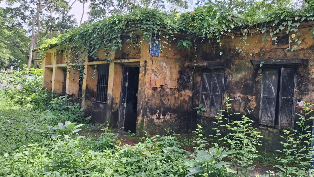 দূর থেকে পরিত্যক্ত বাড়ি, ভেতরে চলছে স্বাস্থ্যসেবা