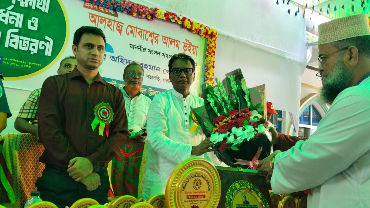 নাঙ্গলকোট আফছারুল উলুম কামিল মাদ্রাসায় সংবর্ধনা পেলো দেশসেরা শিক্ষার্থী তাসলিমা