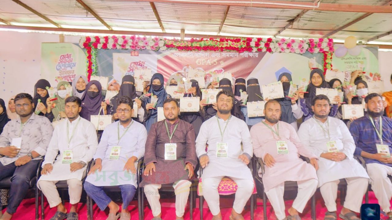 মনোহরগঞ্জে কৃতি শিক্ষার্থীদের সংবর্ধনা দিয়েছে ছাত্রশিবির