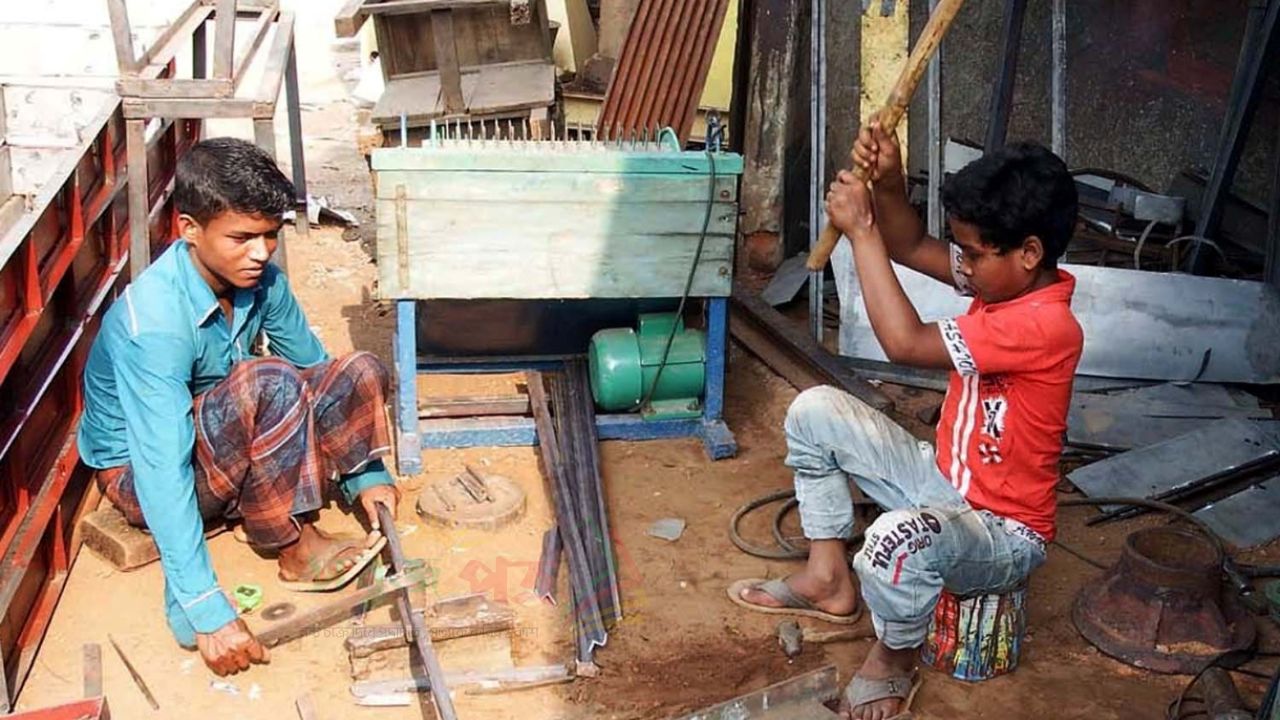 কুমিল্লায় খোলা রাস্তায় ওয়েলডিং ব্যবসা স্বাস্থ্য ঝুঁকি মানুষের