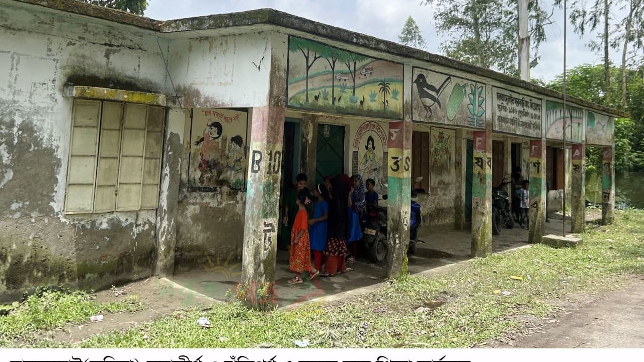 নাঙ্গলকোটে পরিত্যক্ত ভবনে ঝুঁকি নিয়ে পাঠদান, আতঙ্কে শিক্ষার্থীরা