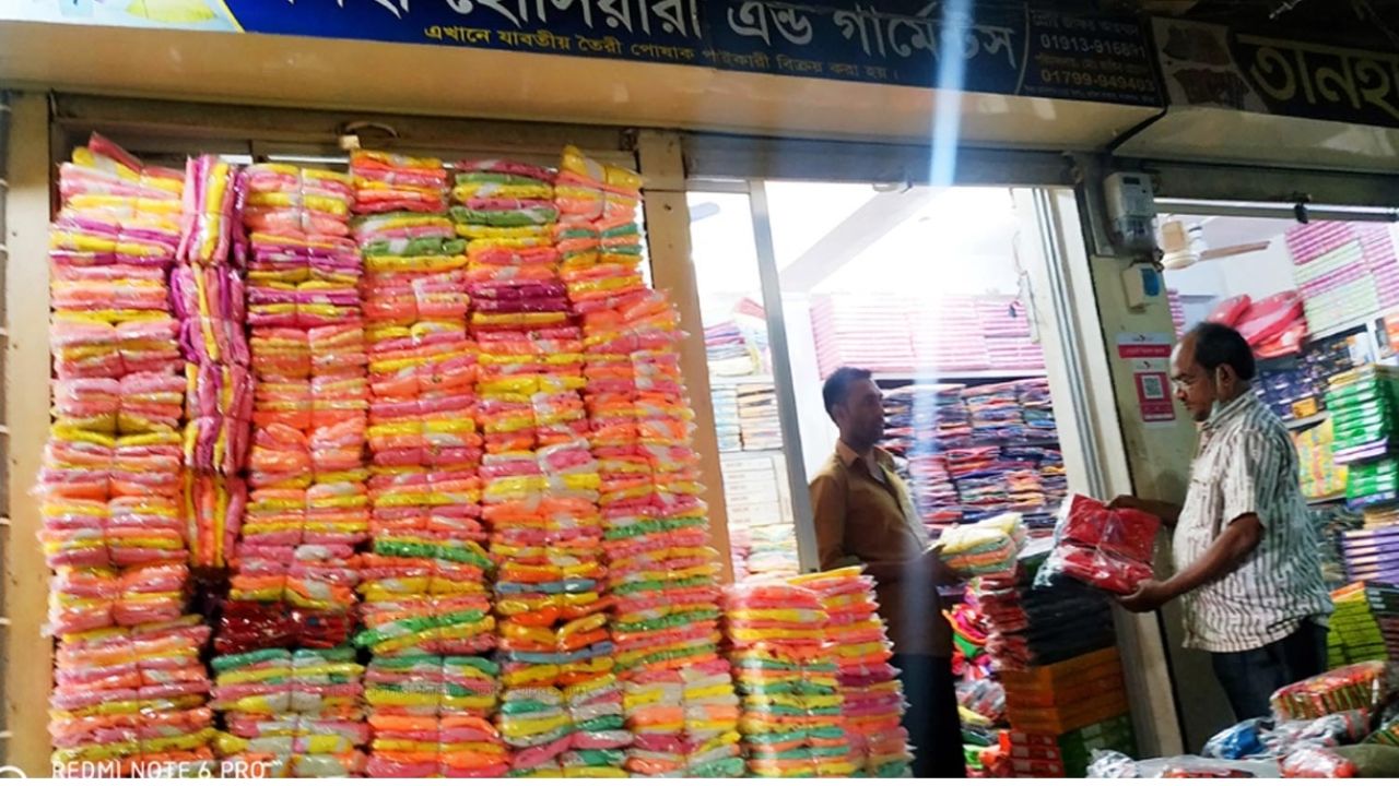কুমিল্লায় এবার শীত না পড়লে লোকসান হবে বস্ত্র ব্যবসায়ীদের