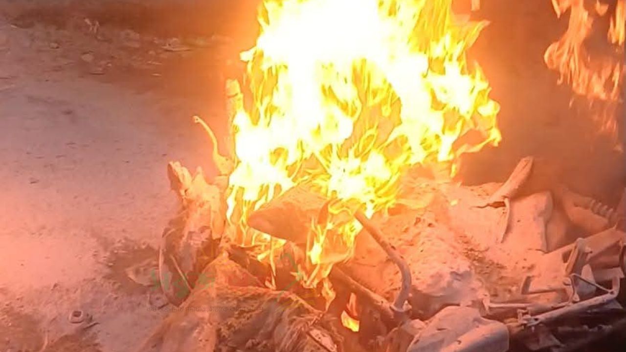 নাঙ্গলকোটের ঢালুয়া পেট্রোল পাম্প সংলগ্ন বাইপাস সড়কে মটরসাইকেল থেকে সড়কে আগুন
