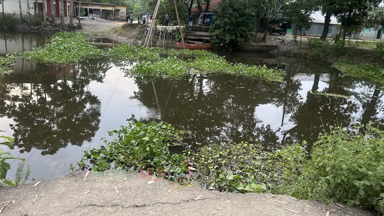 নাঙ্গলকোটে ঠিকাদারী প্রতিষ্ঠানের অবহেলায় চরজামুরাইল সরকারি প্রাথমিক বিদ্যালয়ের ওয়াশ ব্লকের নির্মাণ কাজ ৫বছরেও শেষ হয়নি