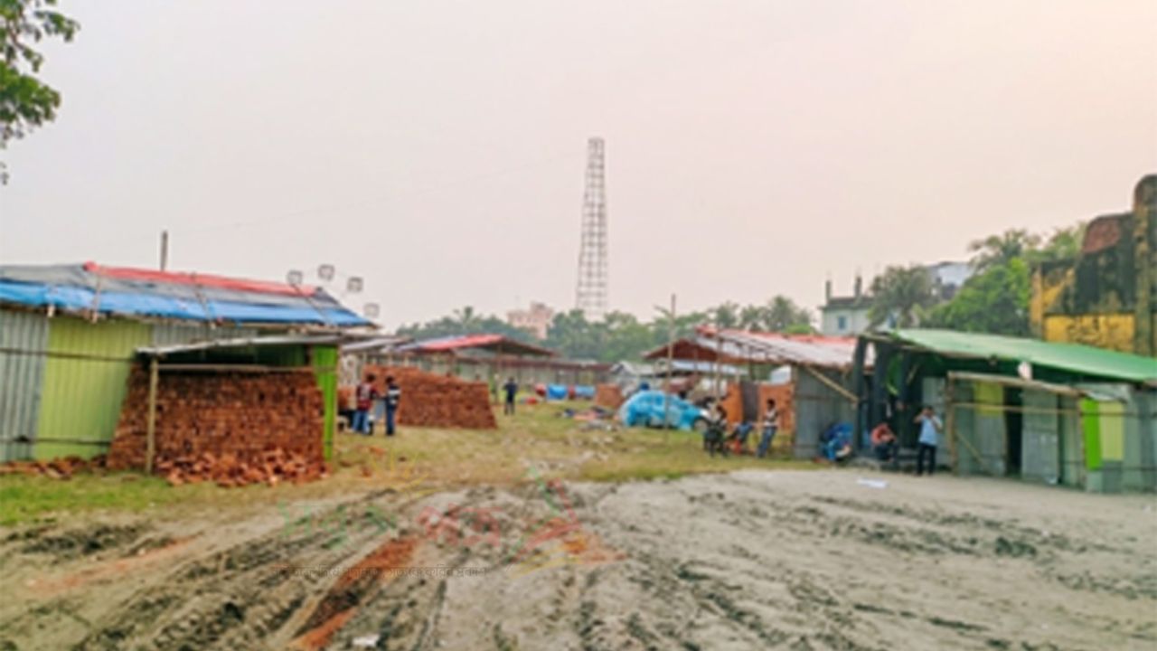 লাকসাম রেলওয়ে ক্লাব মাঠ দখল করে মাসব্যাপী মেলার আয়োজন, ক্ষুব্ধ ক্রীড়া মোদীরা