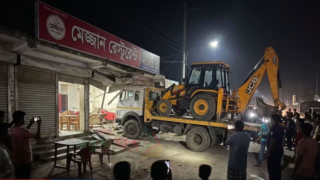 গভীর রাতে লরি ডুকায় লাকসামে মেজ্জান হোটেলের সর্বনাশ