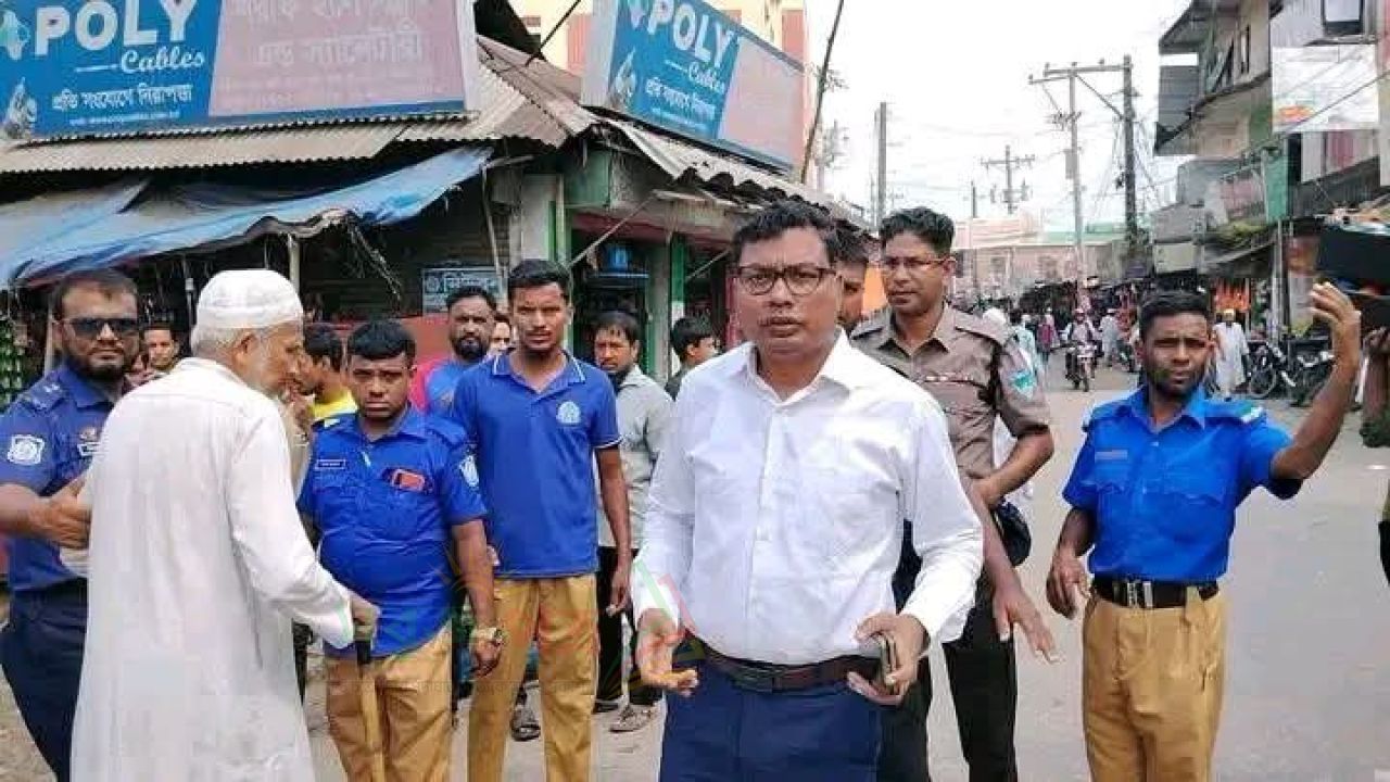 লালমাইয়ের বাগমারা বাজারে  যানজট নিরসনে স্হানীয় প্রশাসনের অভিযান