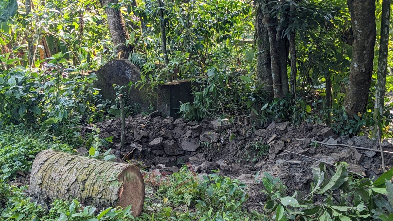 চৌদ্দগ্রামে শত বছরের গণকবরস্থানে যাতায়াতের খাস জায়গা দখলের চেষ্টা