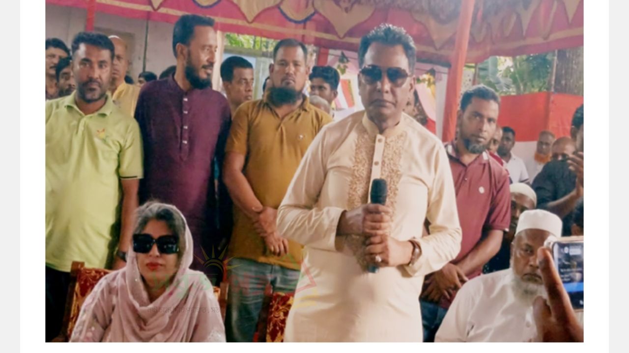 কুমিল্লা-১০ নাঙ্গলকোট-লালমাইয়ে শারদীয় দুর্গাপূজার মণ্ডপ পরিদর্শনে এমপি মোবাশ্বের আলম ভূঁইয়া   