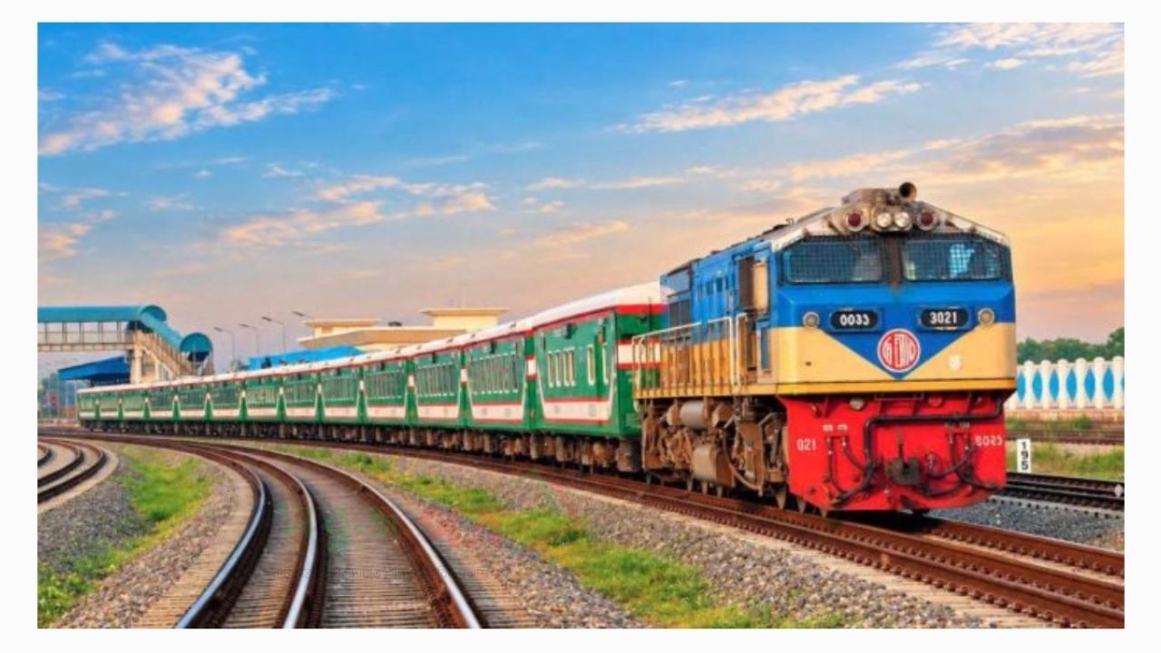 লাকসামে যাত্রাবিরতি দিচ্ছে মহানগর এক্সপ্রেস, টিকিট বরাদ্দ বাড়ানোর দাবি